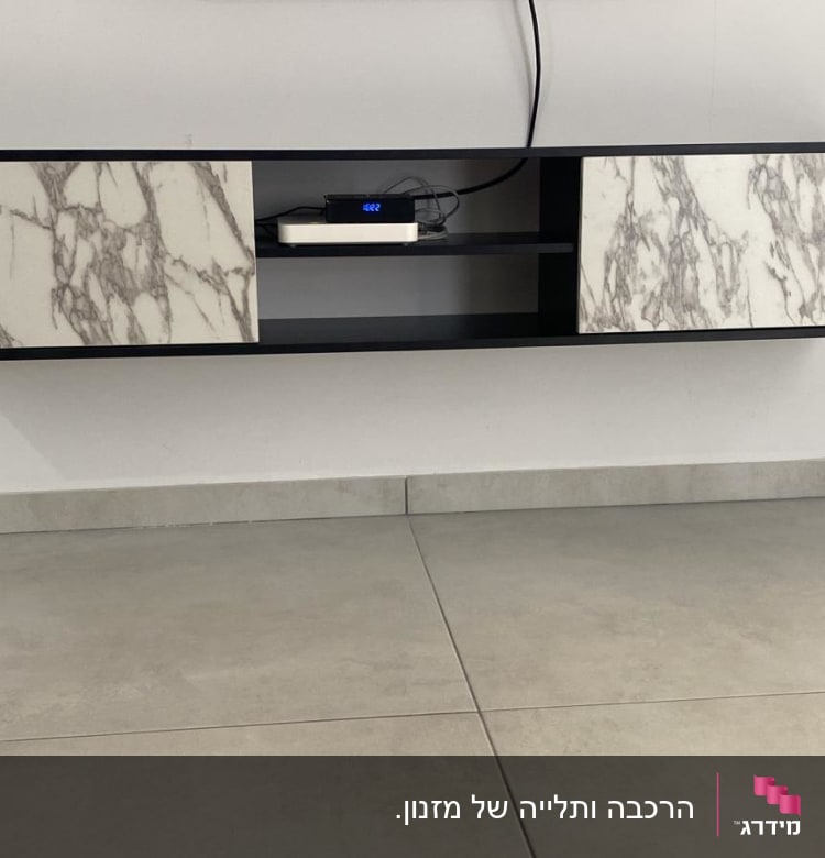 ארון תלוי עם דלתות שיש ומכשיר אלקטרוני